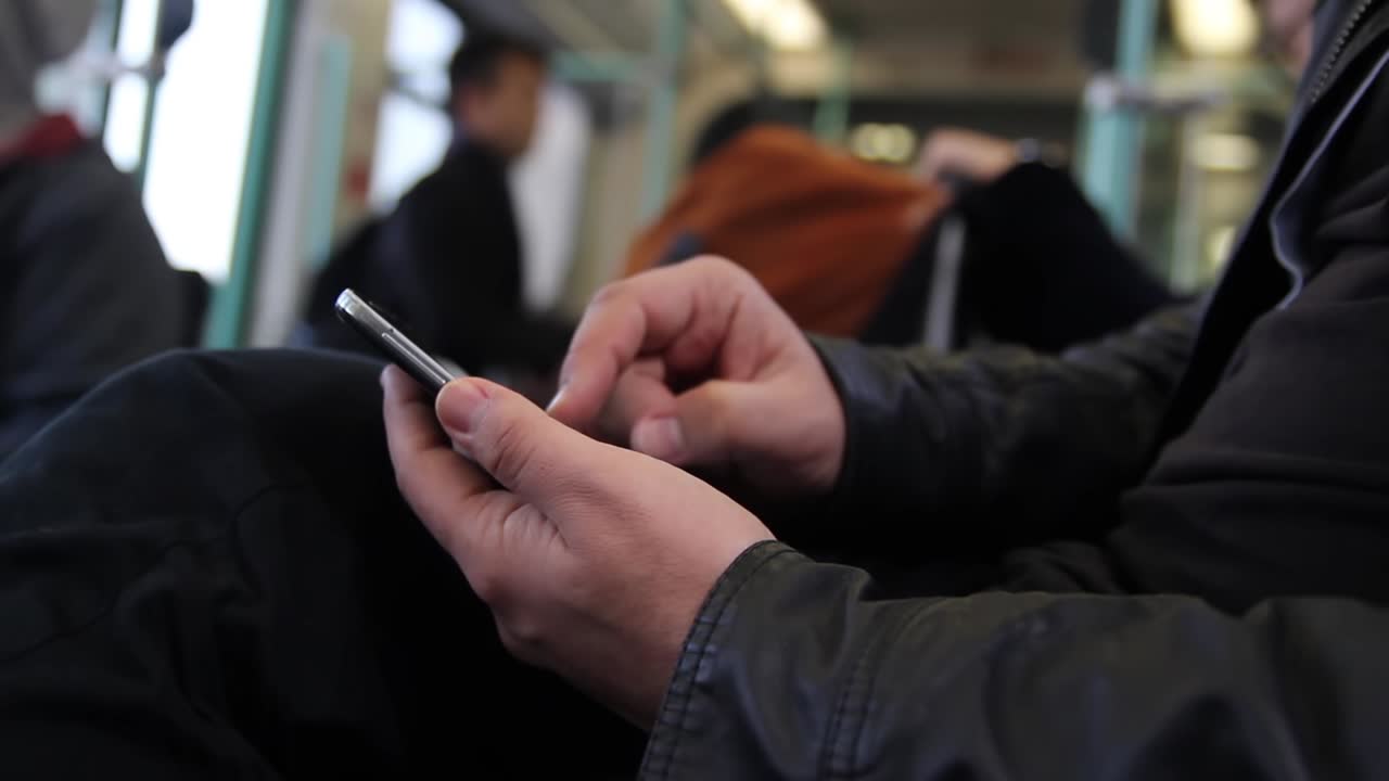 정원에서 스마트 폰으로 문자 메시지를 보내는 남자 손