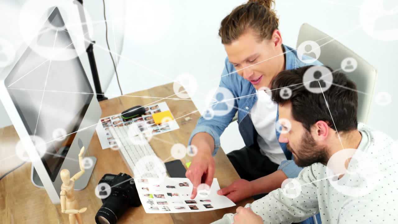 colaborando en un proyecto de diseño, dos hombres en el escritorio con animación de red social