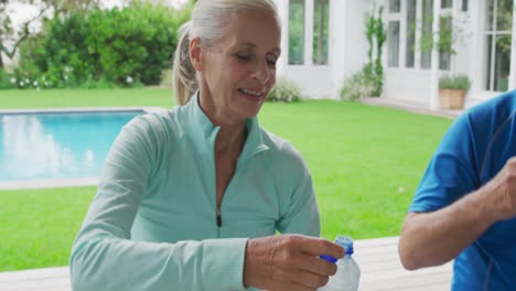 Pareja-Mayor-Haciendo-Ejercicio-En-Un-Jardín