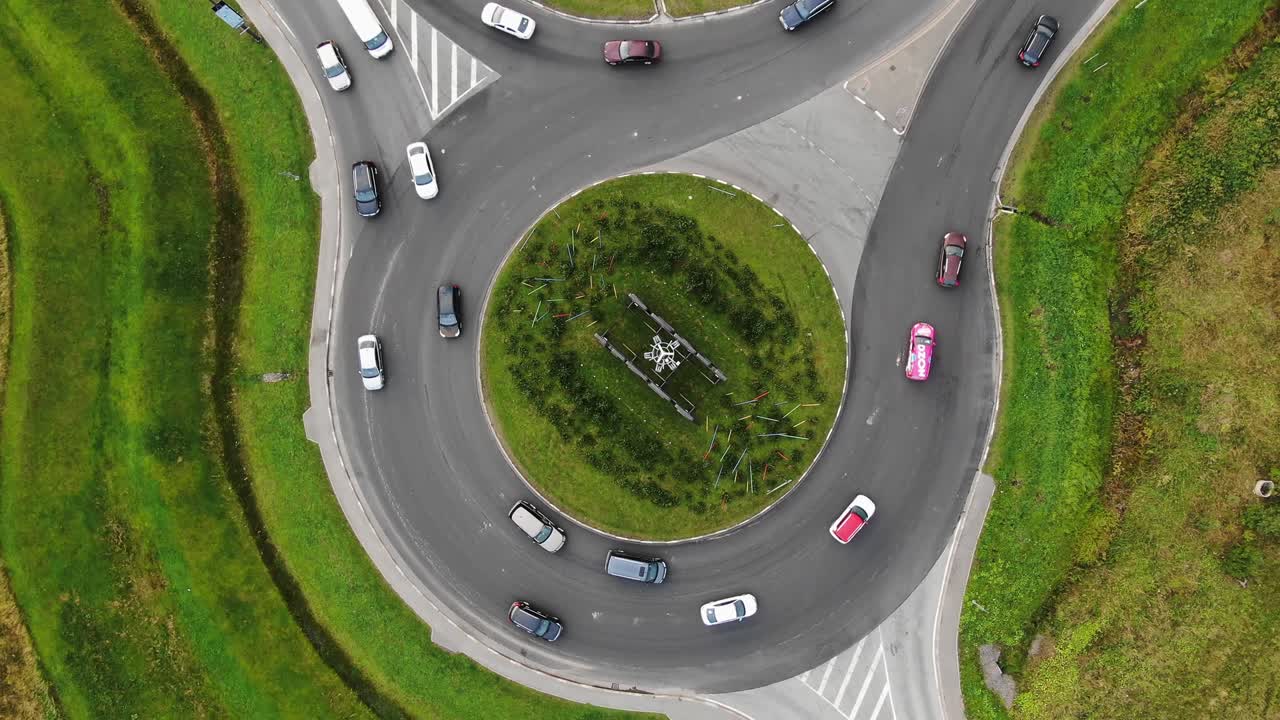 자동차는 시골 지역에서 큰 회전 원을 돌아다닙니다.
