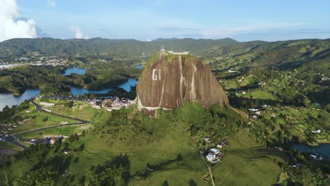 Montaña-El-Peñón-De-Guatape,-Paisaje-Aéreo-En-Un-Día-Soleado-Con-Cielo-Azul