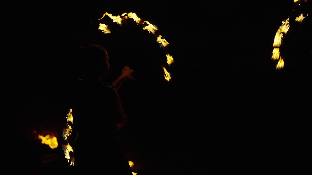 actuación de fuego poi por la noche