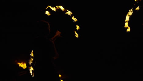 actuación de fuego poi por la noche