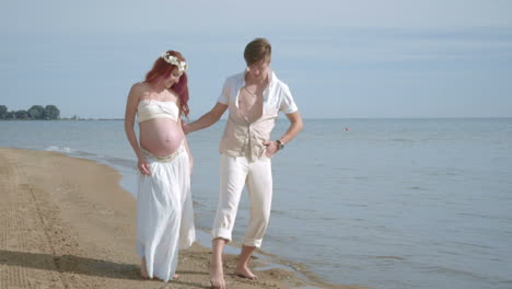 Amor-Pareja-Dibujando-En-La-Playa.-Pareja-Romántica-Divirtiéndose-En-La-Playa-Del-Mar