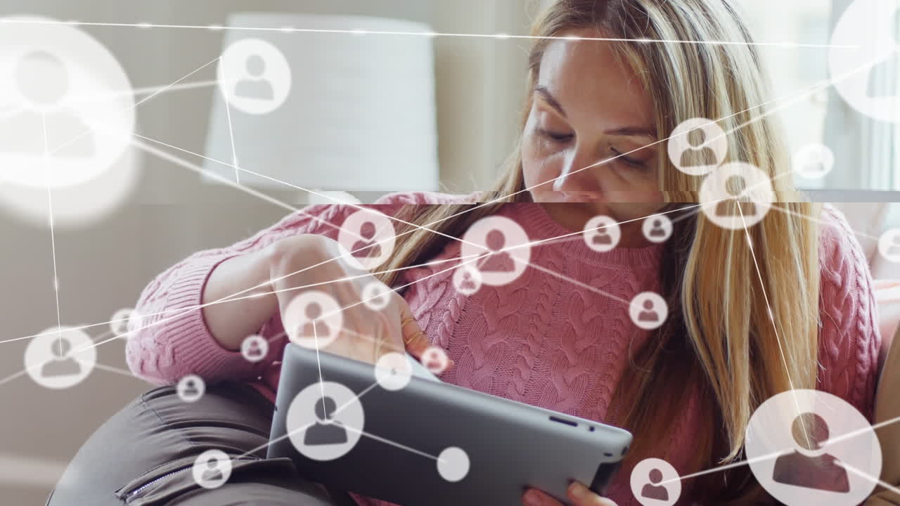 animación de una red de conexiones con iconos sobre una mujer caucásica usando un teléfono inteligente