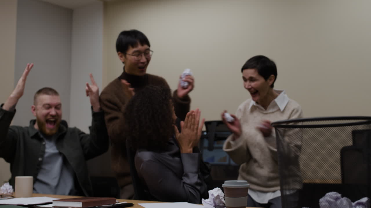 equipo celebrando una reunión exitosa