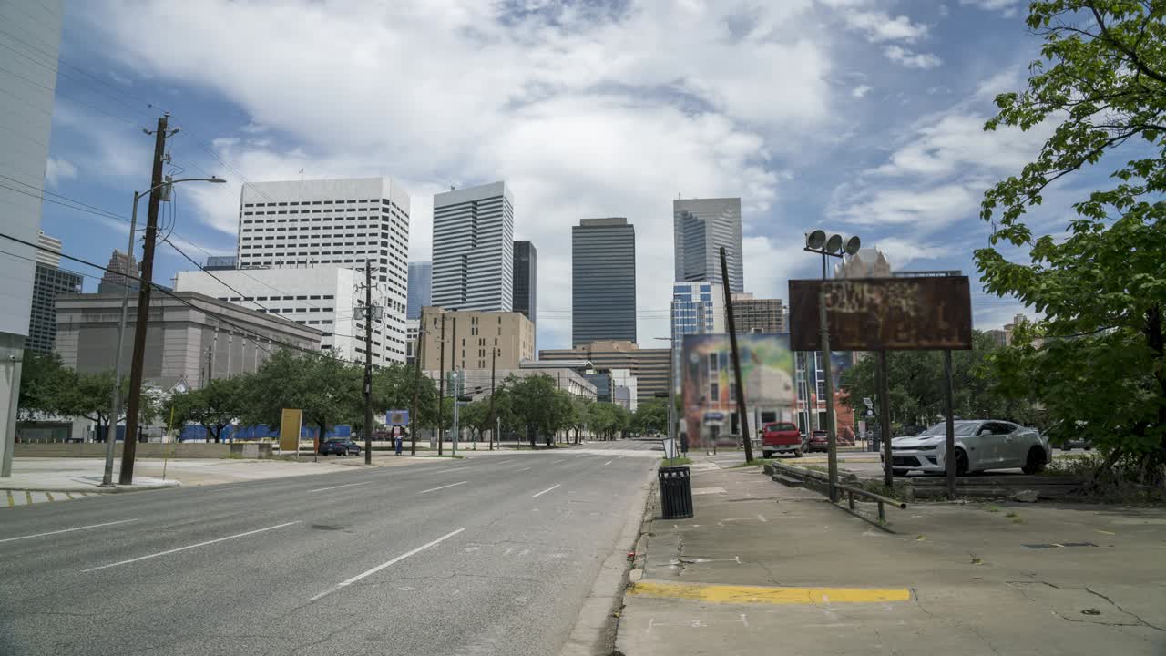 lapso de tiempo de las nubes sobre las calles de houston texas en el verano