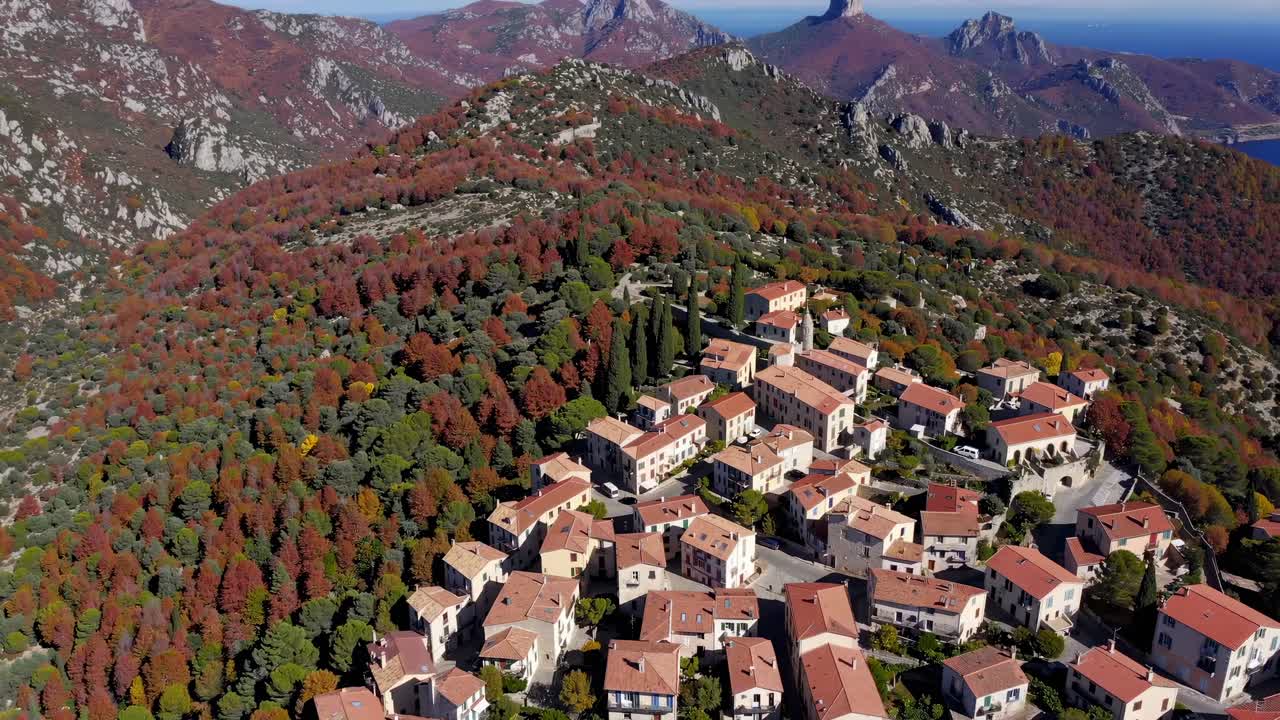 Vista aerea di un pittoresco villaggio di montagna