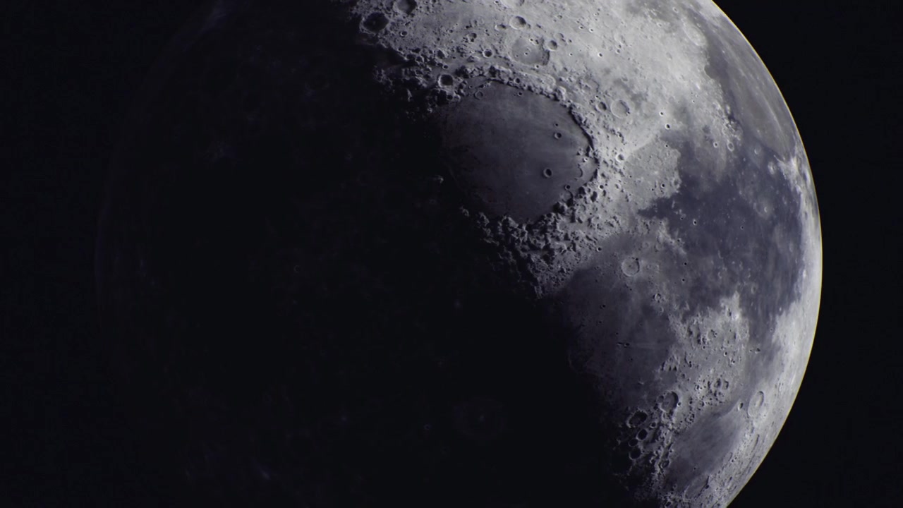 Descobrindo as maravilhas da superfície da lua em uma noite clara
