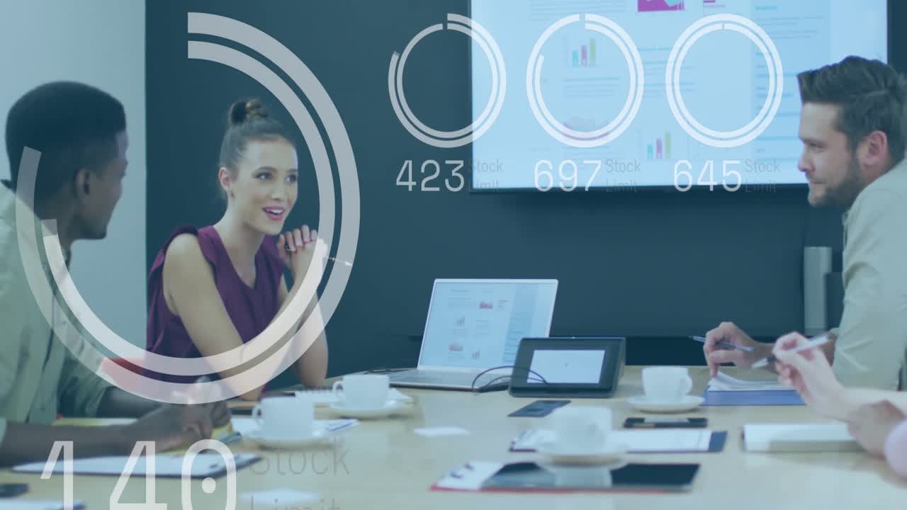 animación de círculos de carga y cambio de números, diversos compañeros de trabajo discutiendo informes en la oficina