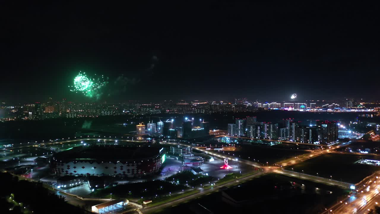 moscú de noche. fuegos artificiales festivos sobre la ciudad nocturna.