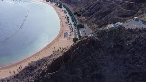 Impresionante-Vista-De-La-Costa-Del-Mar-En-La-Isla-De-España-Tenerife-Beach-Drone-Filmada-En-4k-Con-Montañas-En-Primer-Plano-Y-Fondo
