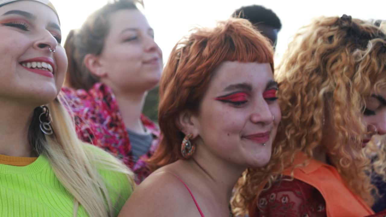 jóvenes felices bailando al aire libre en un evento festivo - concepto de fiesta y entretenimiento