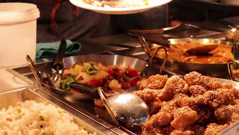 comida servida a mano en el puesto del mercado de melbourne