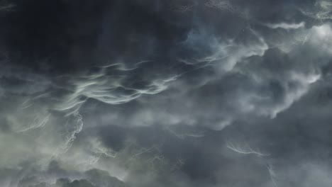 Tormenta-Y-Nube-De-Pared-Pasando-Por-Encima-De-Las-Nubes-Oscuras