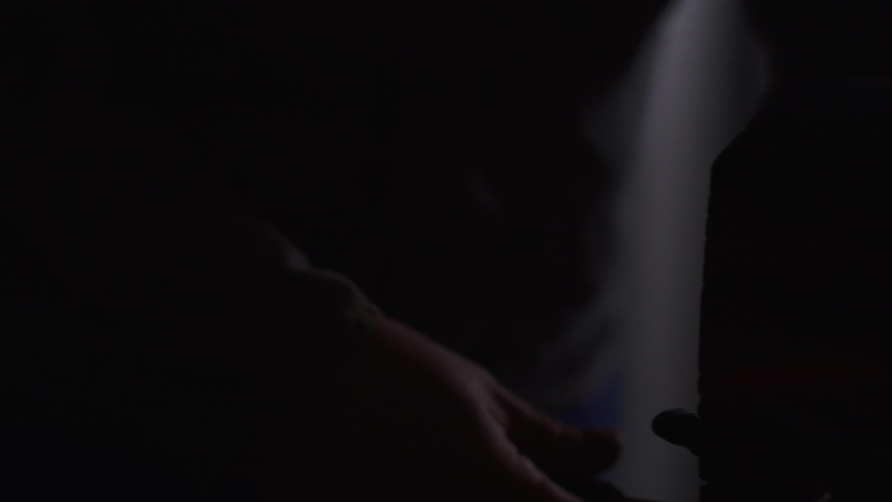 primer plano de un nivel láser en la oscuridad