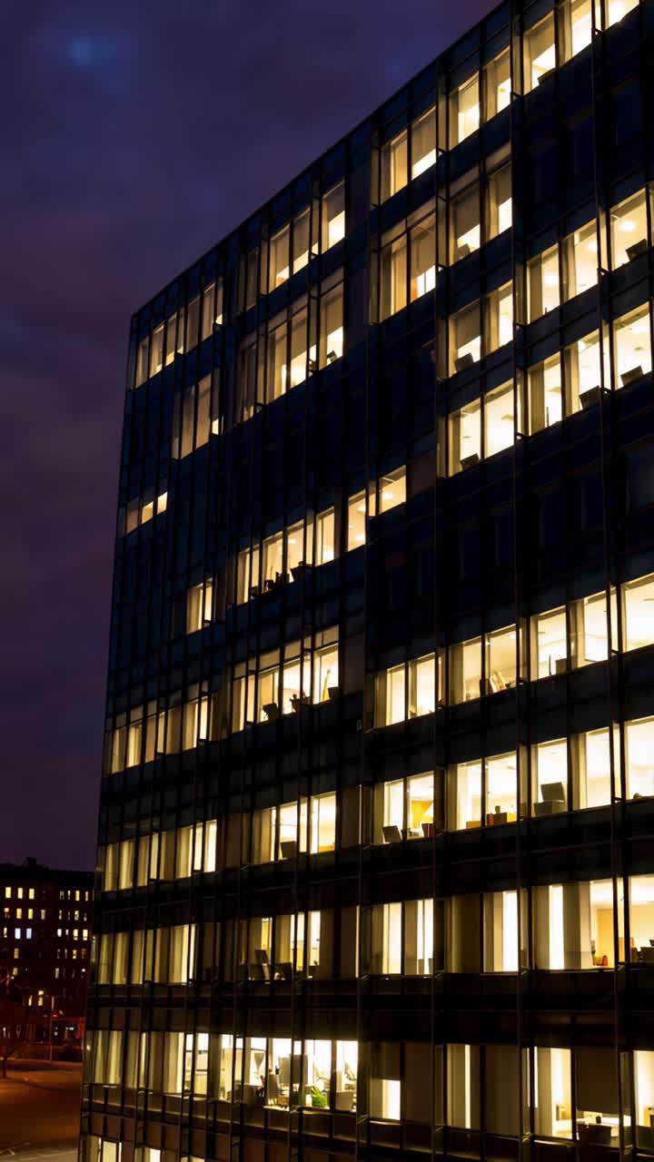 edificio de oficinas por la noche