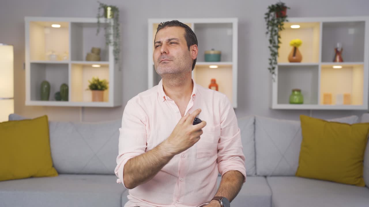 el hombre que se pone perfume y huele bien.