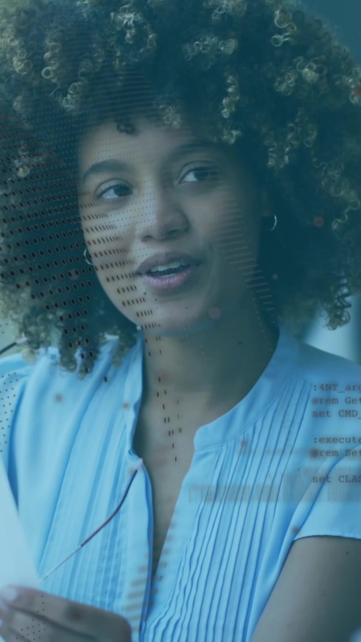 Animazione di un mappamondo che ruota, con elaborazione dati su una donna che discute con un collega in ufficio.