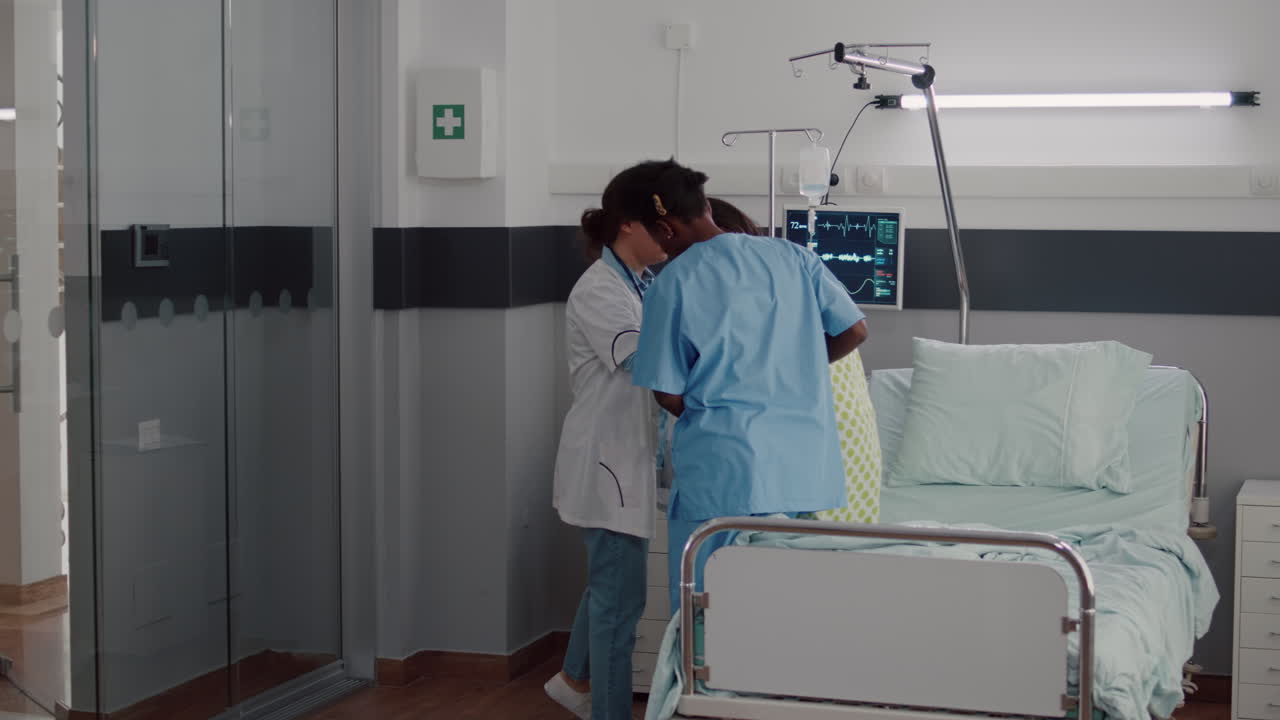 equipo médico chequeando el paciente vital monitoreando el ritmo cardíaco ayudando con la bolsa de goteo de líquidos