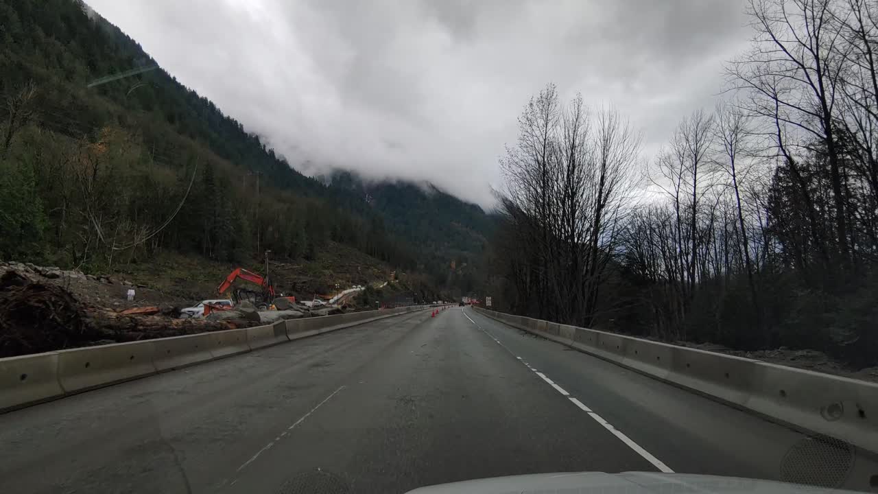 캐나다 bc 주 popkum 고속도로를 따라 홍수 여파 건설 차량 및 도로 원뿔