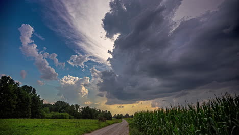 Dramatische-Wolkenlandschaft-Bei-Sonnenuntergang-über-Einem-Maisfeld---Zeitraffer