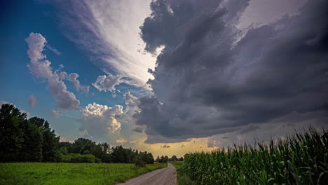 paisaje de nubes dramático al atardecer sobre un campo de maíz - lapso de tiempo