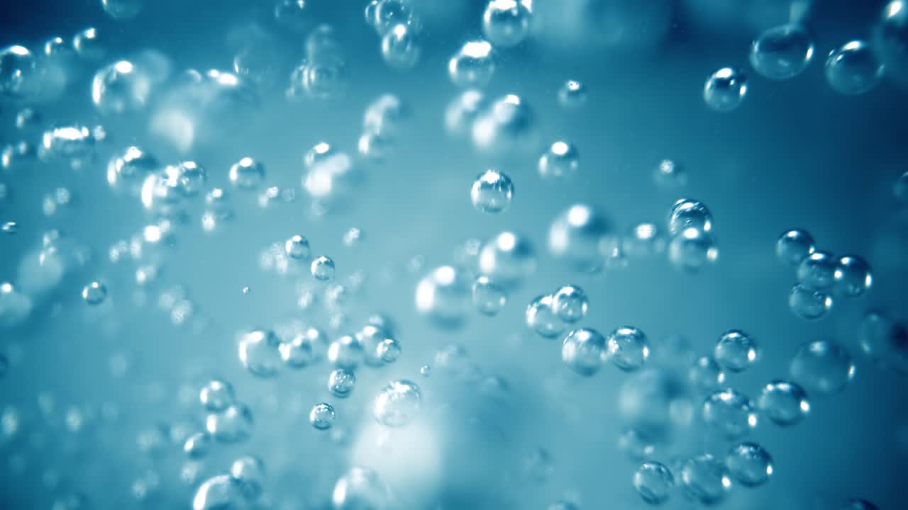 파란 물에 많은 물 거품이 가 ⁇ 게, 느린 움직임의 거품과 함께 추상적인 물 파동.