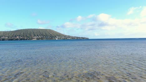 Deslizándose-Sobre-El-Océano-Hacia-El-Barrio-De-Portlock-Beach-En-Oahu-Hawaii