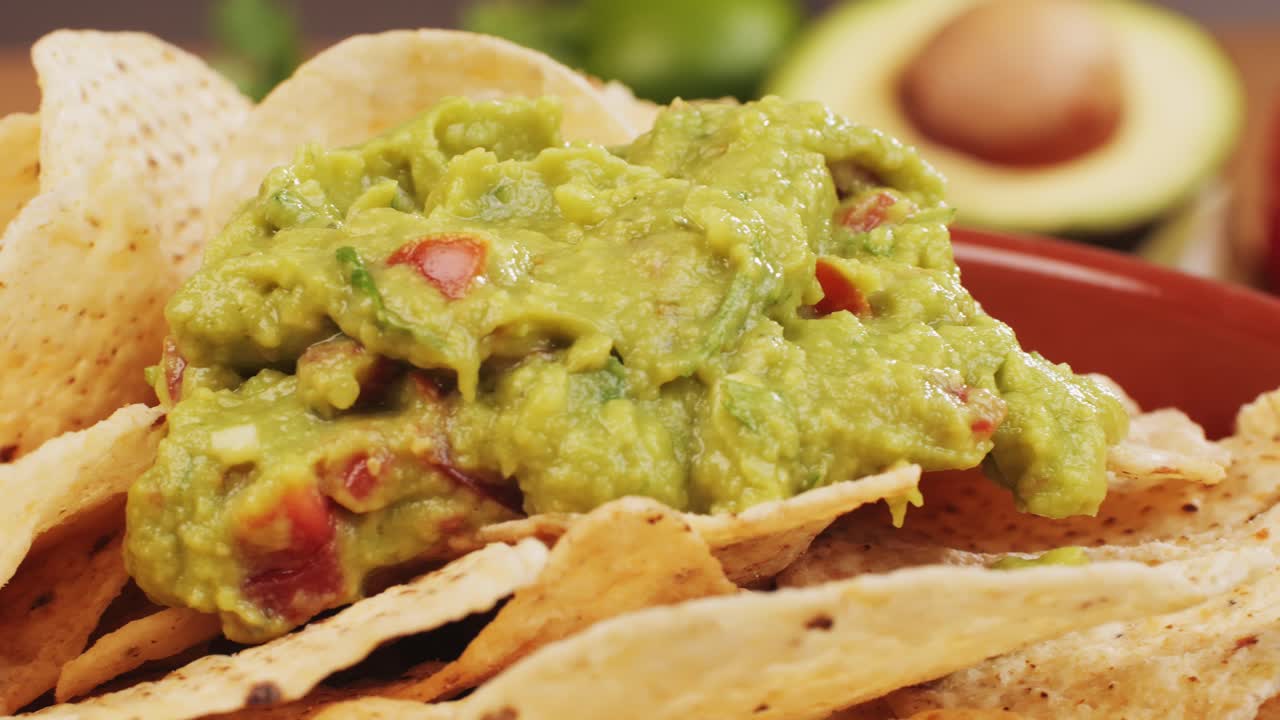 Guacamole s tortilla chipsy