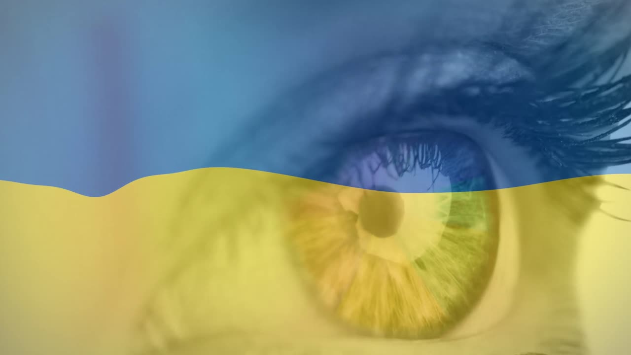 우크라이나의  ⁇ 발이 카우카스 여성의 열린 눈 위에 흔들리는 애니메이션