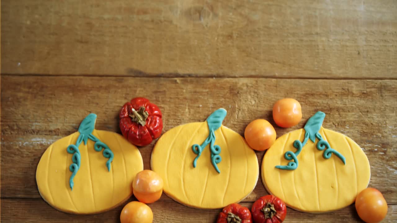 pequeñas calabazas, tomates y alimentos dulces en una mesa de madera 4k
