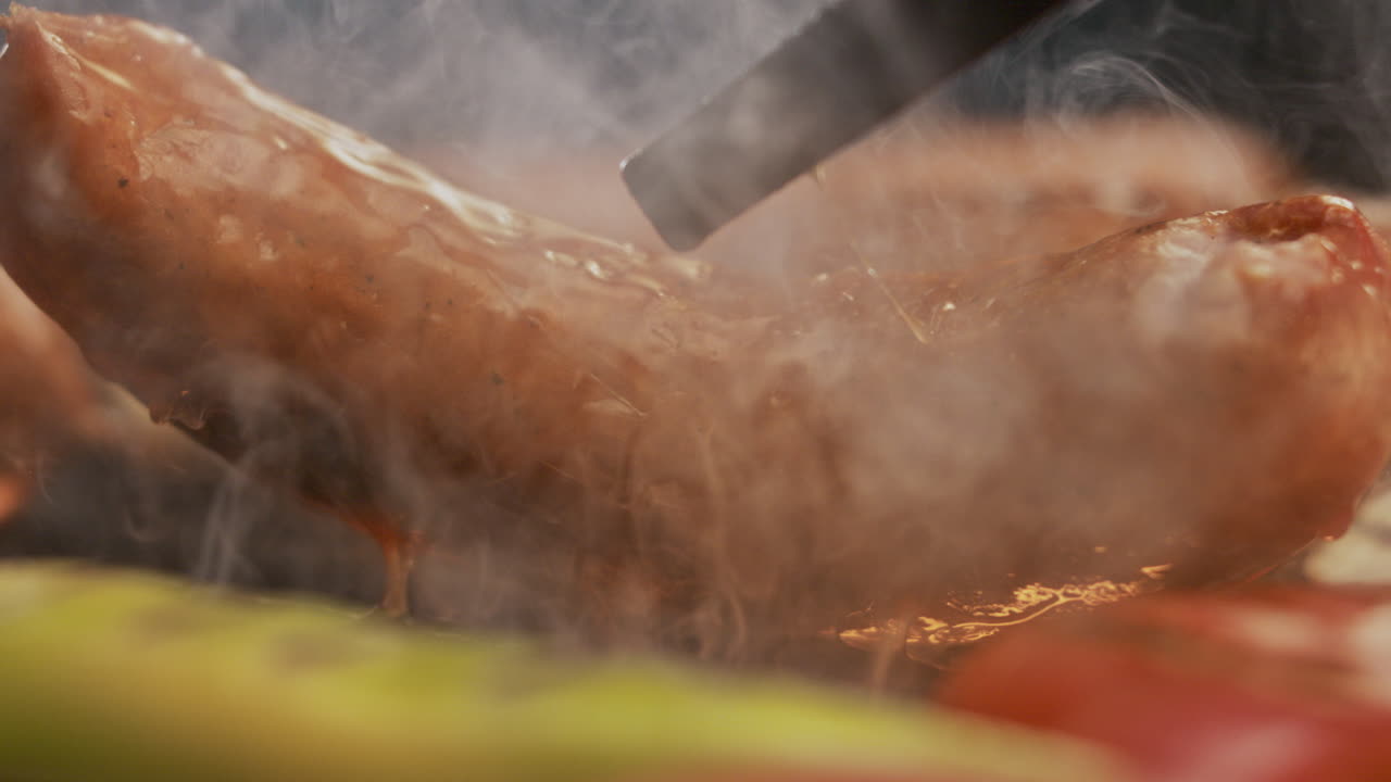 salchichas a la parrilla en una parrilla