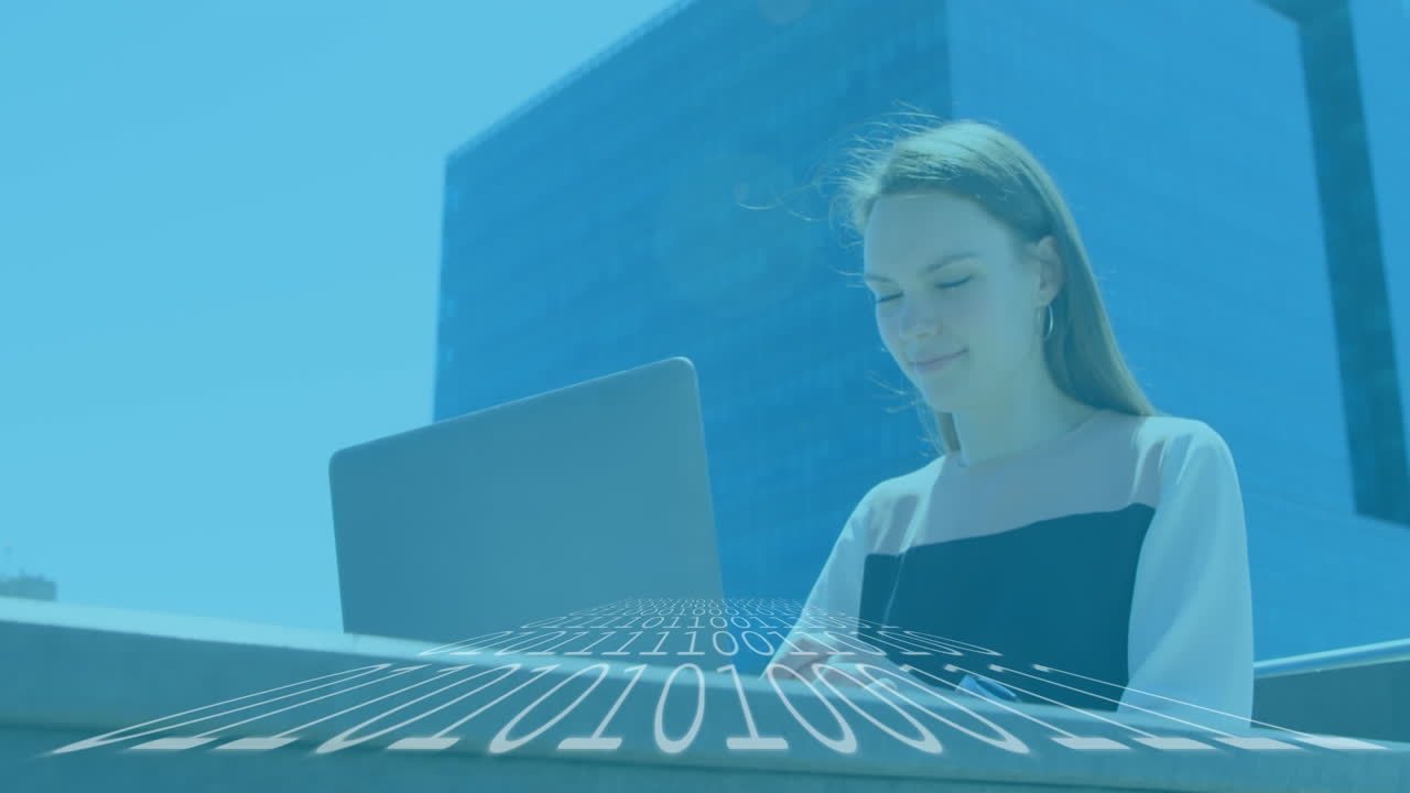 노트북을 사용하는 사업가 여성에 대한 바이너리 코딩 데이터 처리 애니메이션