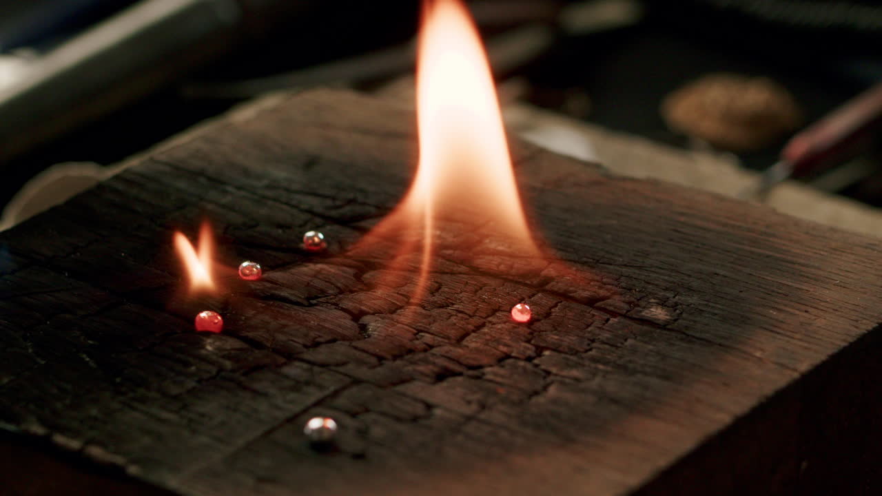 보석업자 은금 금속 폭발  ⁇ 불 워크 ⁇  열린 불꽃 나무 책상 공