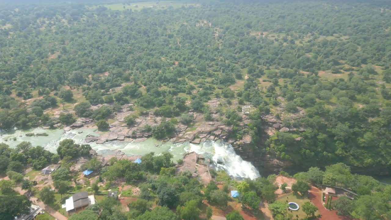 cascada rajdari devdari y la presa latif shah y el lago chandraprabha vista aérea