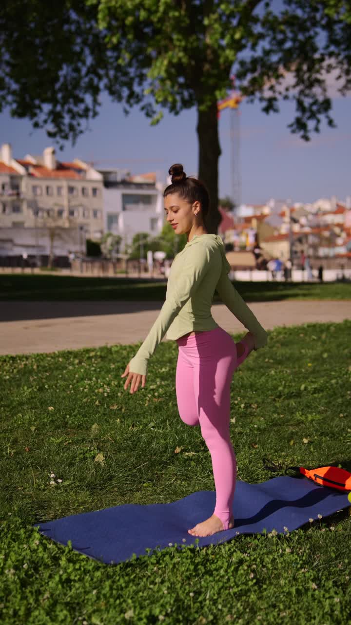 mujer practicando yoga en un parque