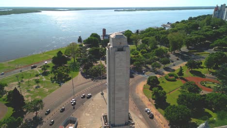 Rosario-Argentina-Provincia-De-Santa-Fe-Imágenes-Aéreas-Con-Drones-De-La-Ciudad-Vistas-De-La-Torre-Principal-Del-Monumento-A-La-Bandera-Nacional-Del-Río-Paraná