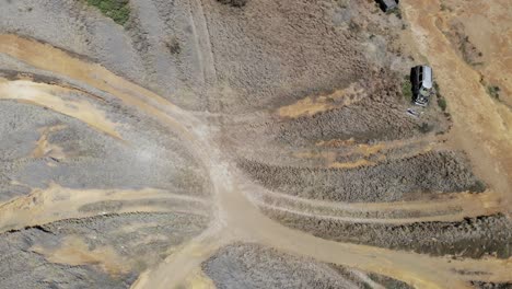 火山沿海風景,軌跡和被遺棄的汽車 - 空中無人機前進動作4k