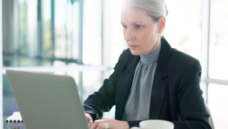 enfoque, mecanografía y mujer en la computadora portátil trabajando