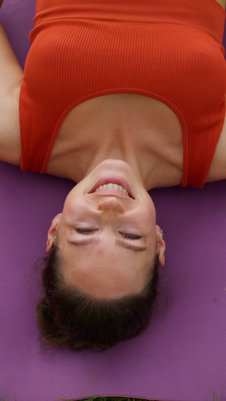 женщина практикует йогу на фиолетовом коврике