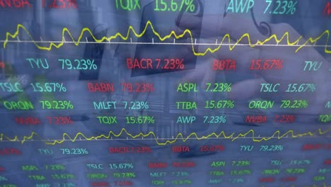 Animación-Del-Procesamiento-De-Datos-Financieros-Sobre-Un-Hombre-Caucásico-Usando-Una-Computadora-Portátil