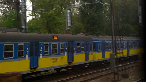 ir cerca del tren en los ferrocarriles