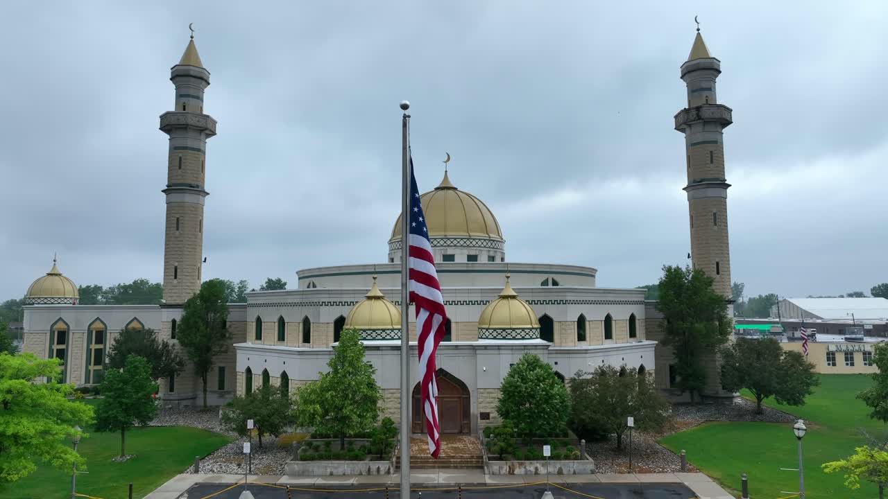 foto aérea de aproximación de la bandera estadounidense frente al centro islámico de américa en dearborn, michigan, estados unidos