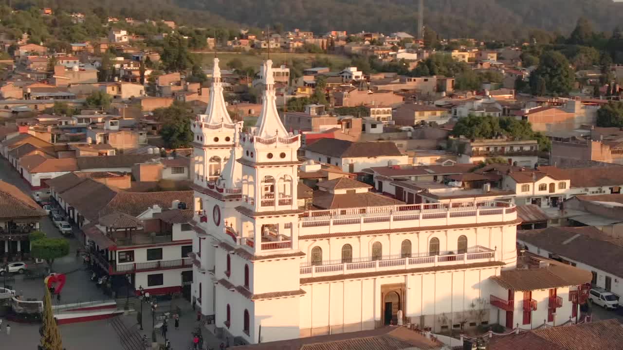 diseño arquitectónico antiguo y único de la iglesia de san cristobal en el pueblo mágico de mazamitla, jalisco, méxico - tiro de hiperlapso