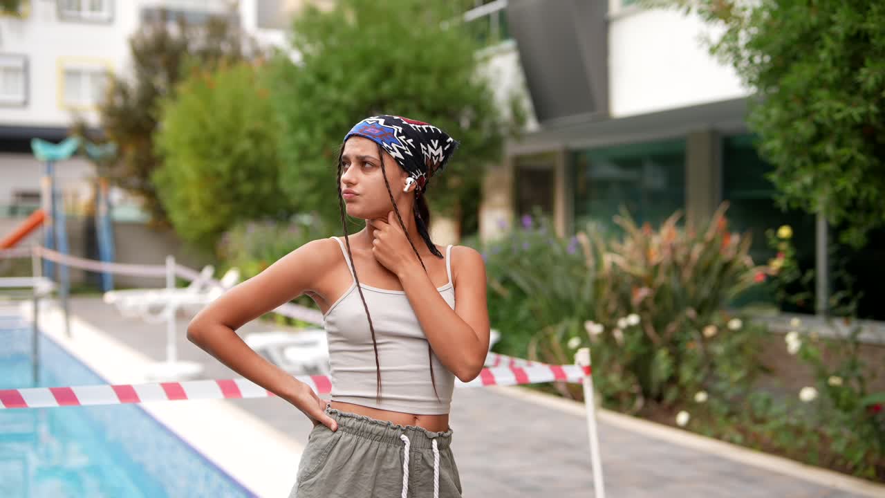 chica adolescente junto a la piscina