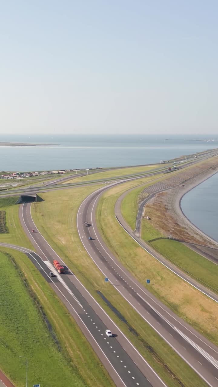 고속도로와 해안선의 공중 사진