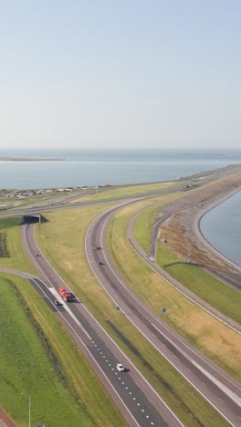 vista aérea de la autopista y la costa