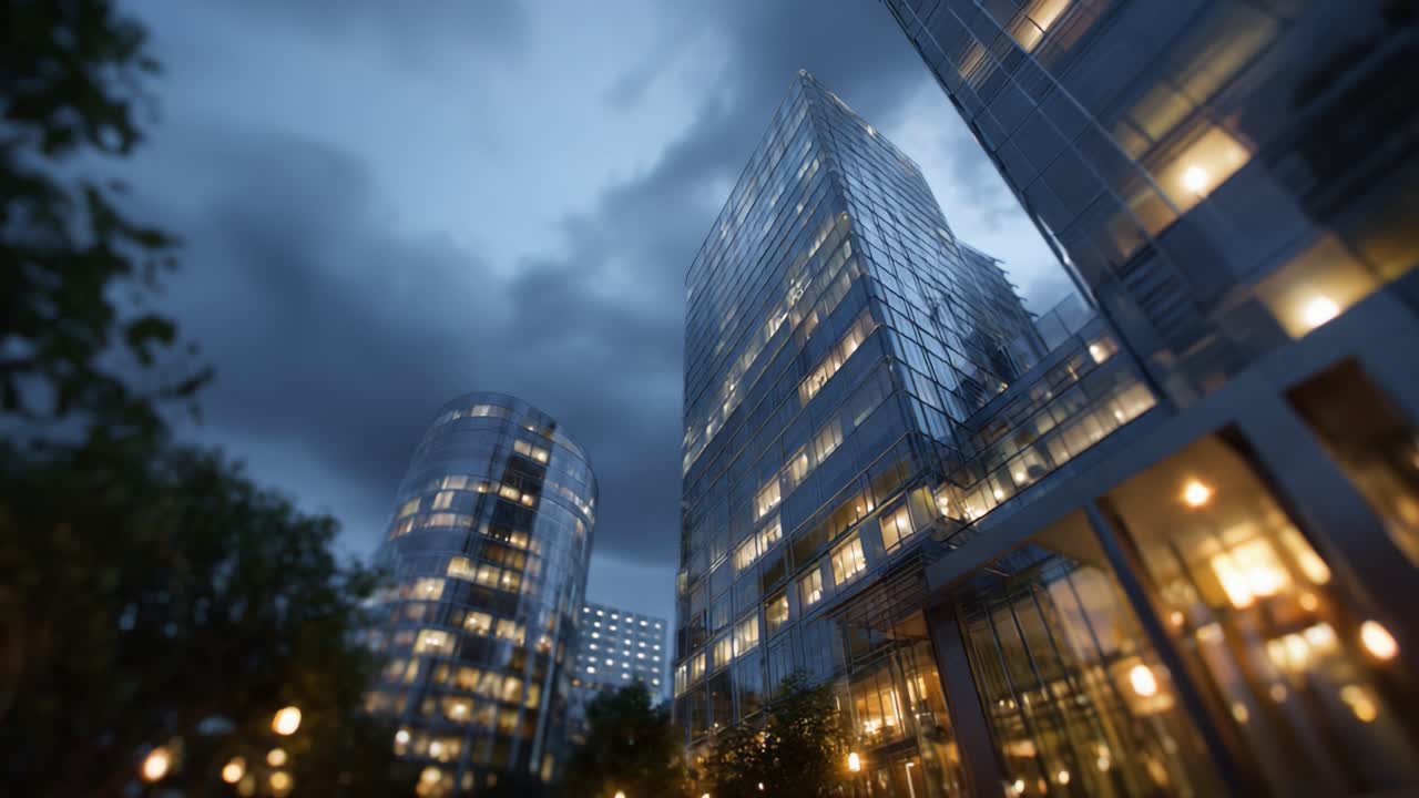 Paisagem noturna urbana: edifícios altos e modernos sob nuvens dramáticas e iluminação suave de janelas e postes de rua, criando uma atmosfera vibrante na cidade