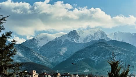 Lapso-De-Tiempo-De-Gran-Montaña-Alpina-Nevada-Con-Nubes-Moviéndose-En-Denizli,-Turquía